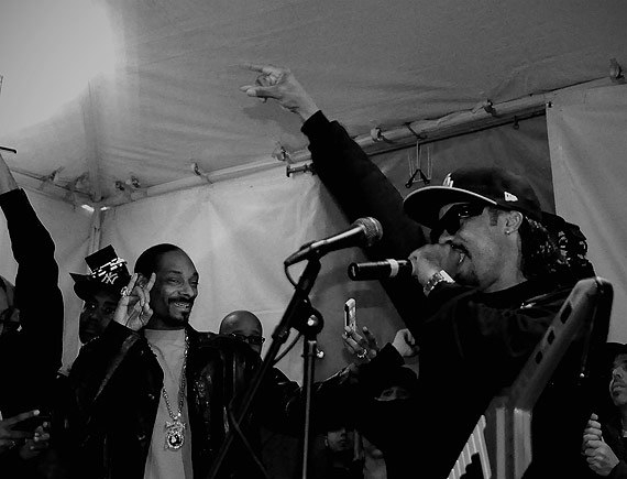 Bilder sagen mehr als Worte! Bei Snoop Dogg und Dam Funk schaut die Performance aus wie eine Party! 